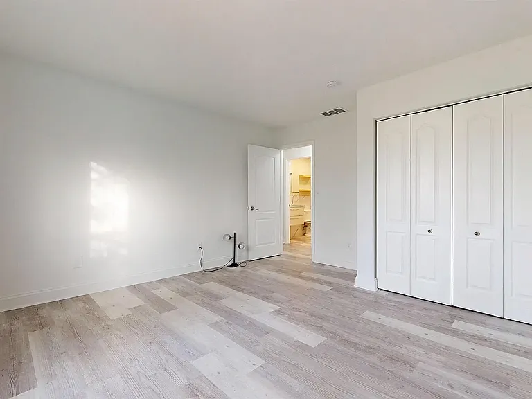 450 Redwood Ave — Photo 18