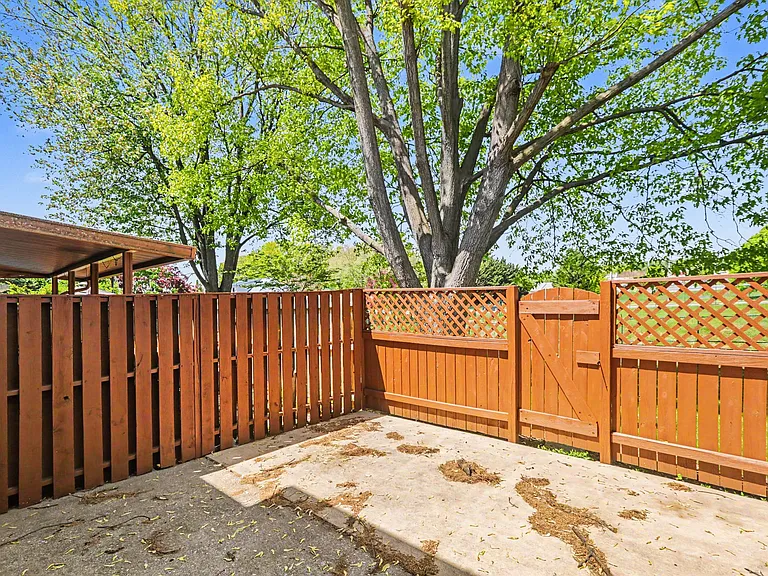 933 E Maple St — Photo 24