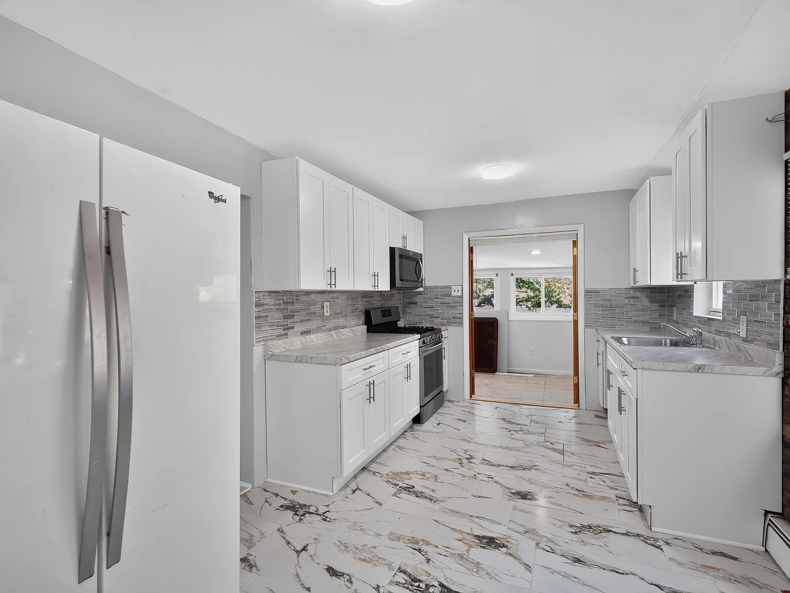 Hickory Pl, Bay Shore — Photo 4