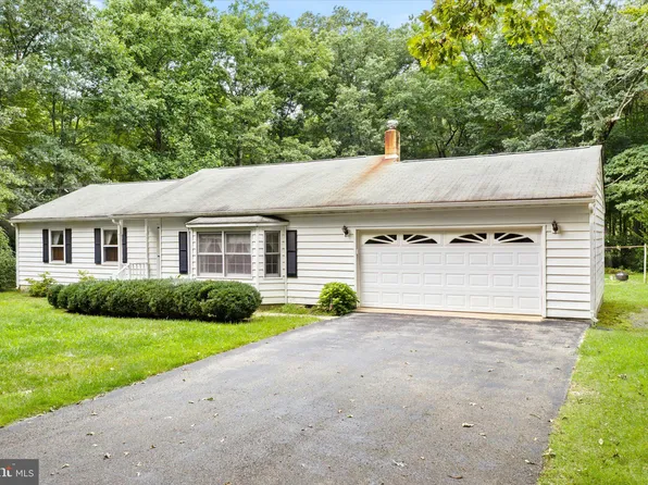 201 W Millstream Rd, Cream Ridge, NJ 08514