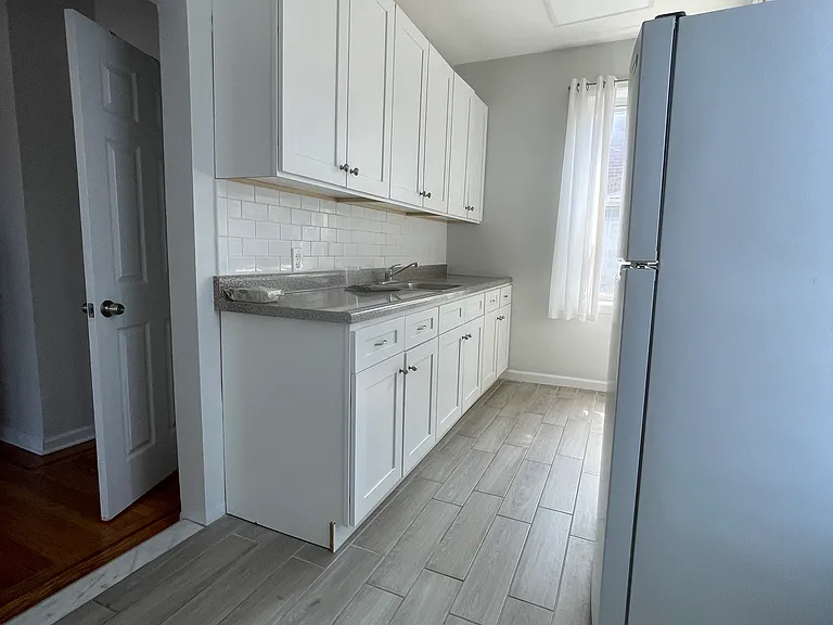 39 74th St #D1 — Photo 11