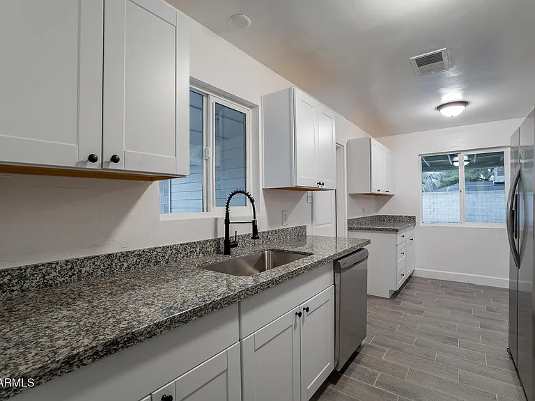 536 W 18th St — Photo 23