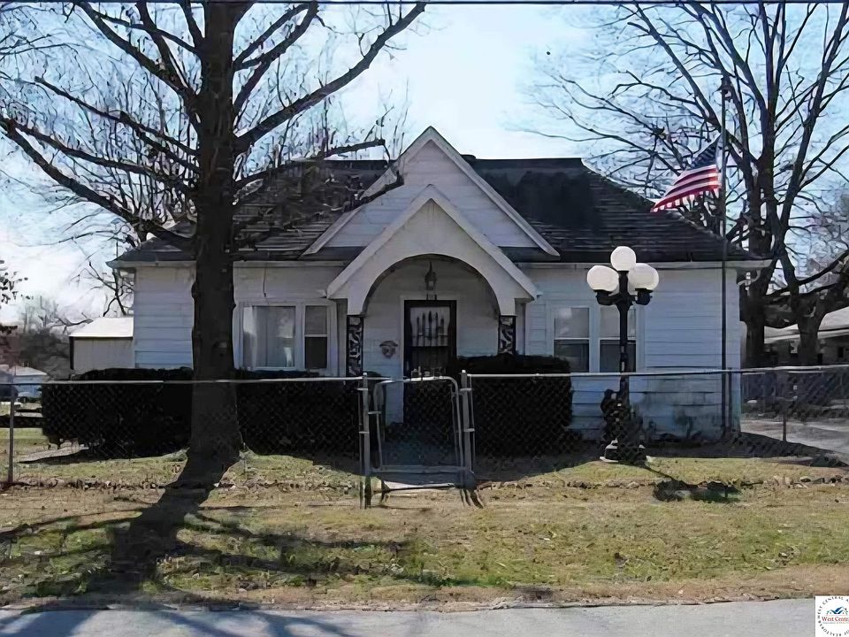 1st image of 318 W Clinton St