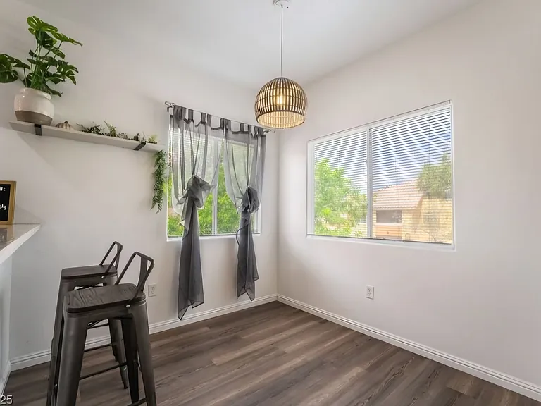 1051 E Cactus Ave — Photo 2