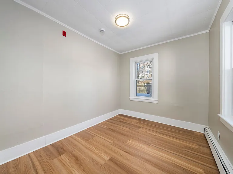 27 Glendale St — Photo 4
