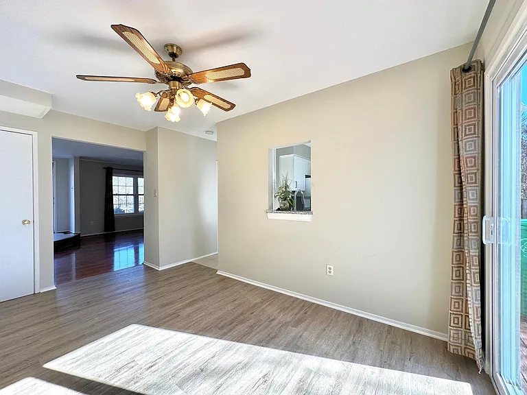 402 Carousel Ct — Photo 13