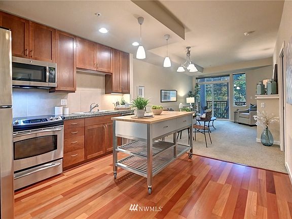 Open kitchen with versatile movable island