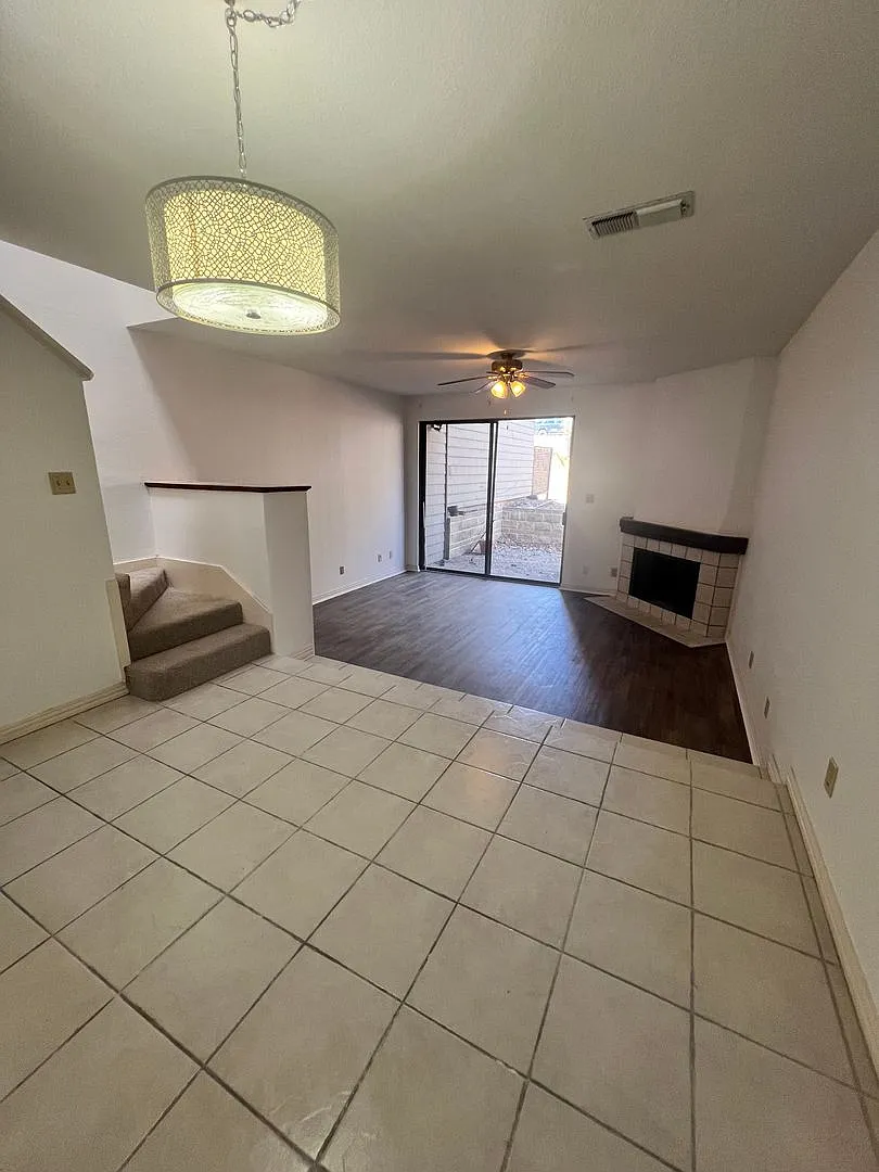 Edgecliff Downstairs 2/1.5 Unit — Photo 2