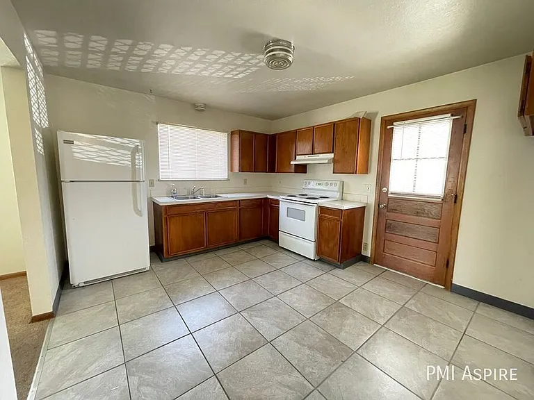 121 Valentine Ln — Photo 4