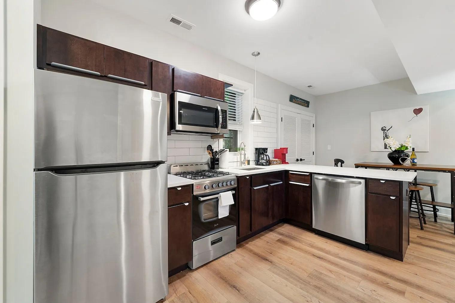2 bed, 2.0 bath, 990 sqft, $3,077 — Photo 4