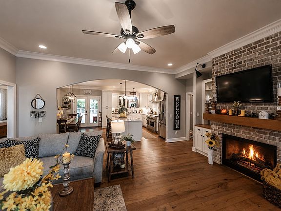 4th image of 145 Bloomsbury Dr