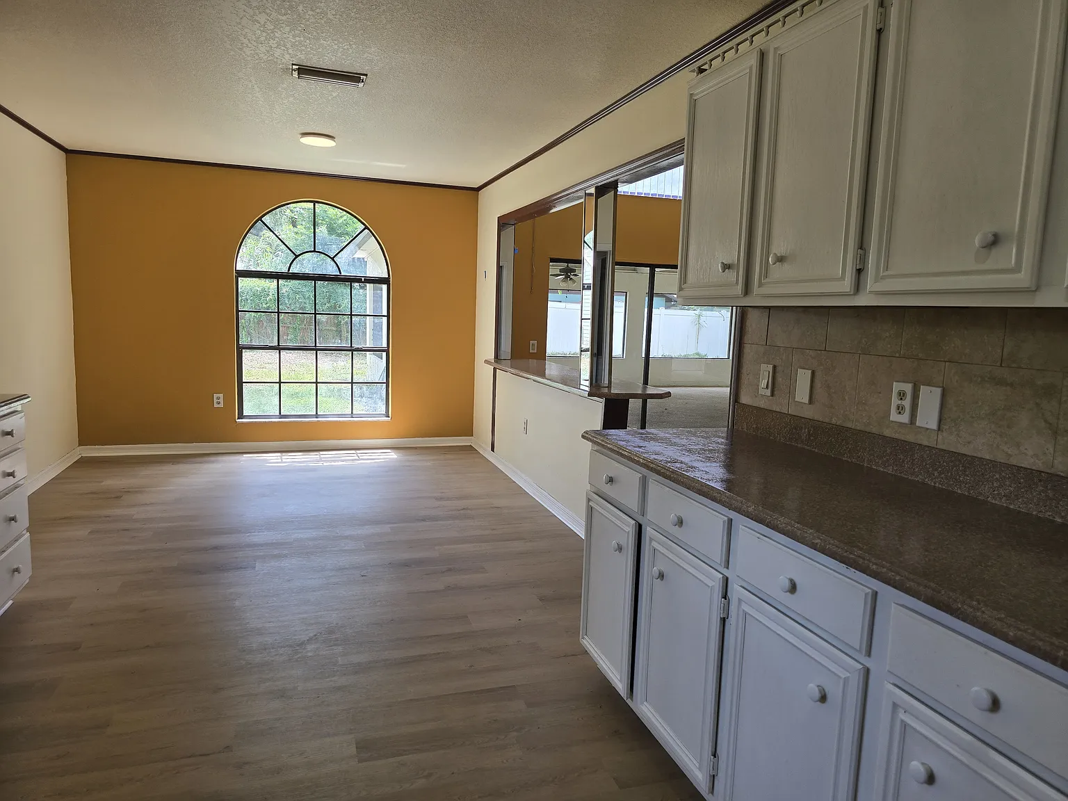 3 bed, 2104 sqft, $2,300 — Photo 4