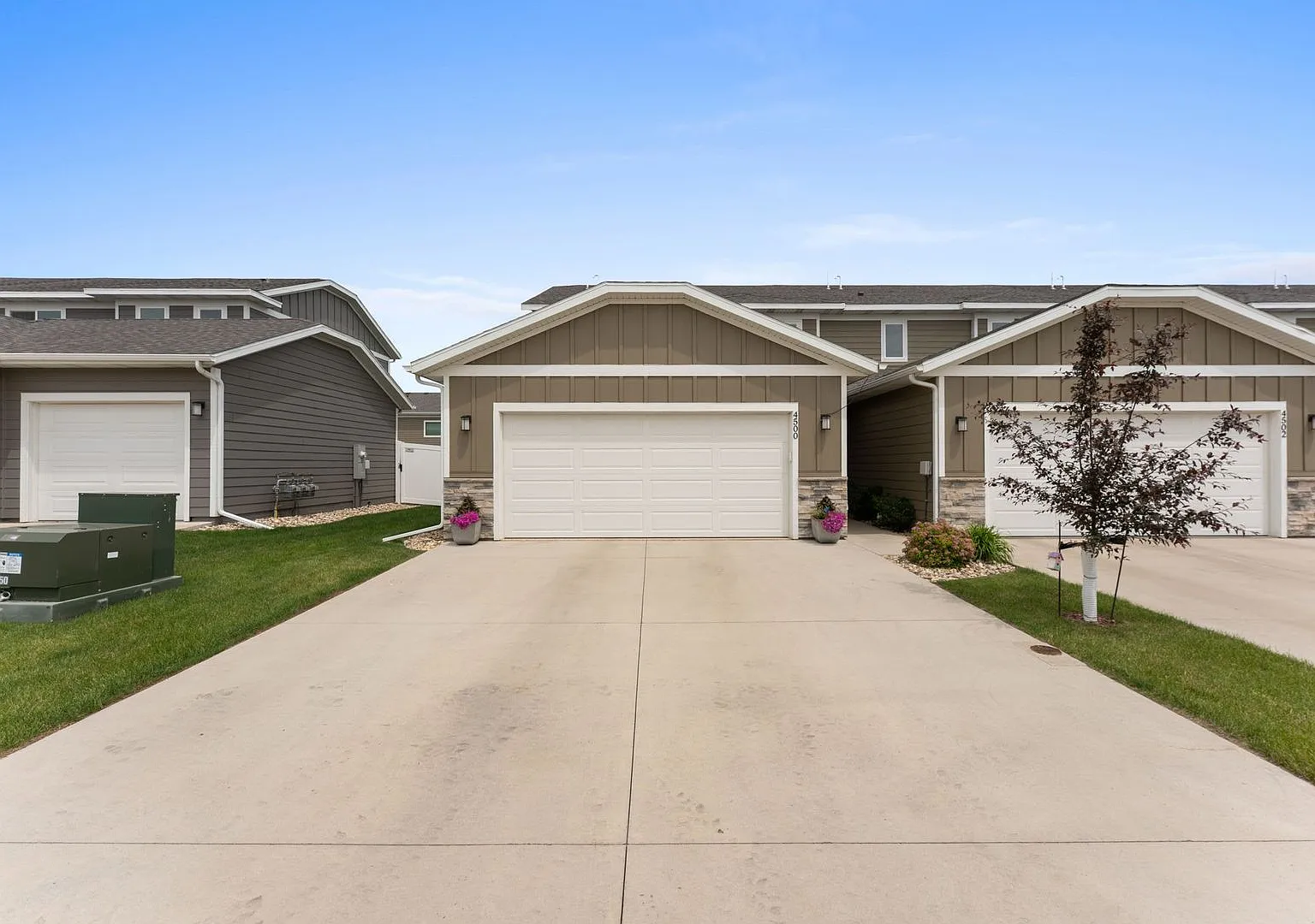 Spacious 3-Bedroom End-Unit Townhome with Main-Level Primary Suite! — Photo 1