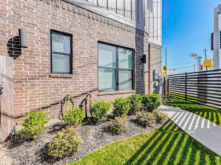 334 Eastwood St — Photo 37