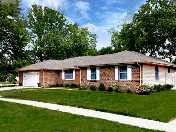 704 Wesley Ave, Savoy, IL 61874