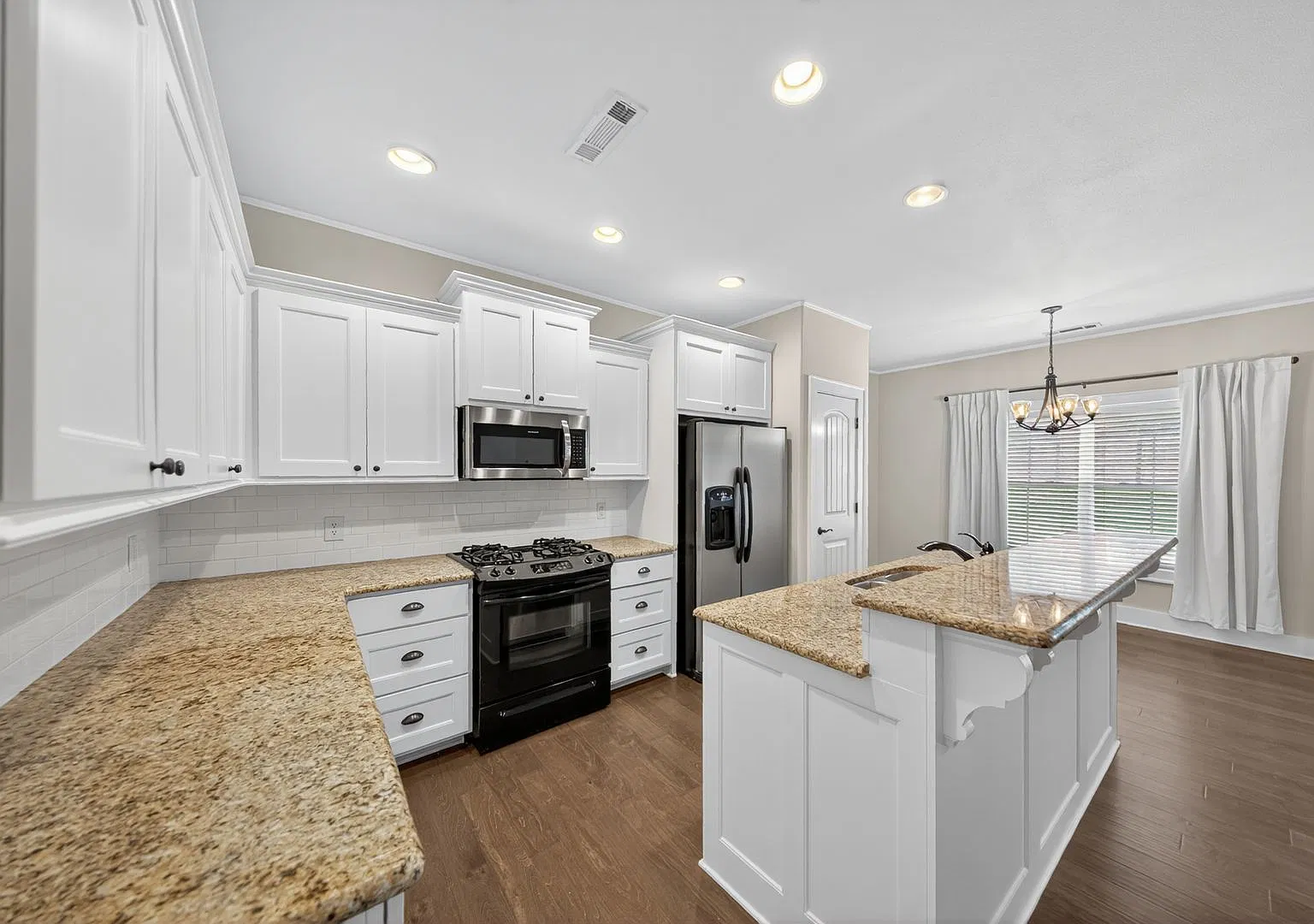 Great Home in Qiuet Friendly Neighborhood with many community amenities — Photo 3