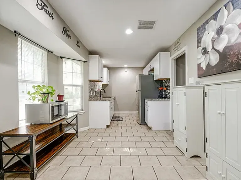 5702 Woodgreen — Photo 4