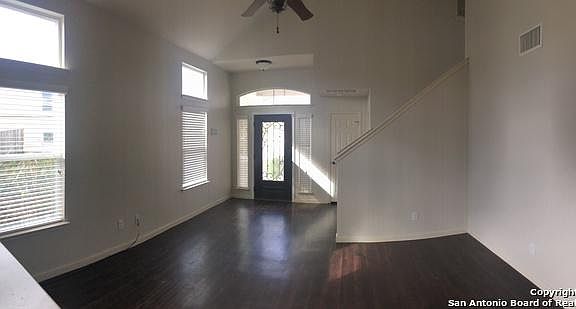 5th image of 989 Lauren St