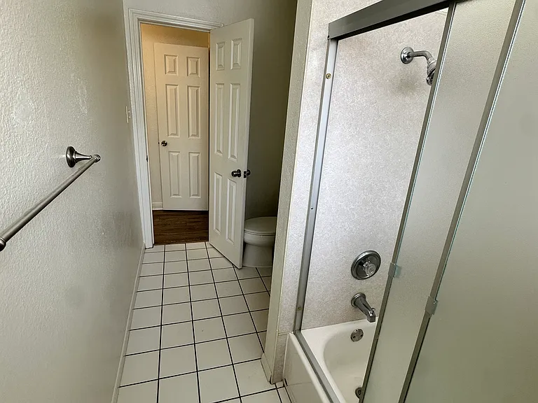 Courtyard Square Apartments — Photo 23
