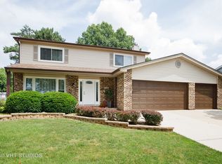 8321 Mending Wall Dr, Woodridge, IL 60517