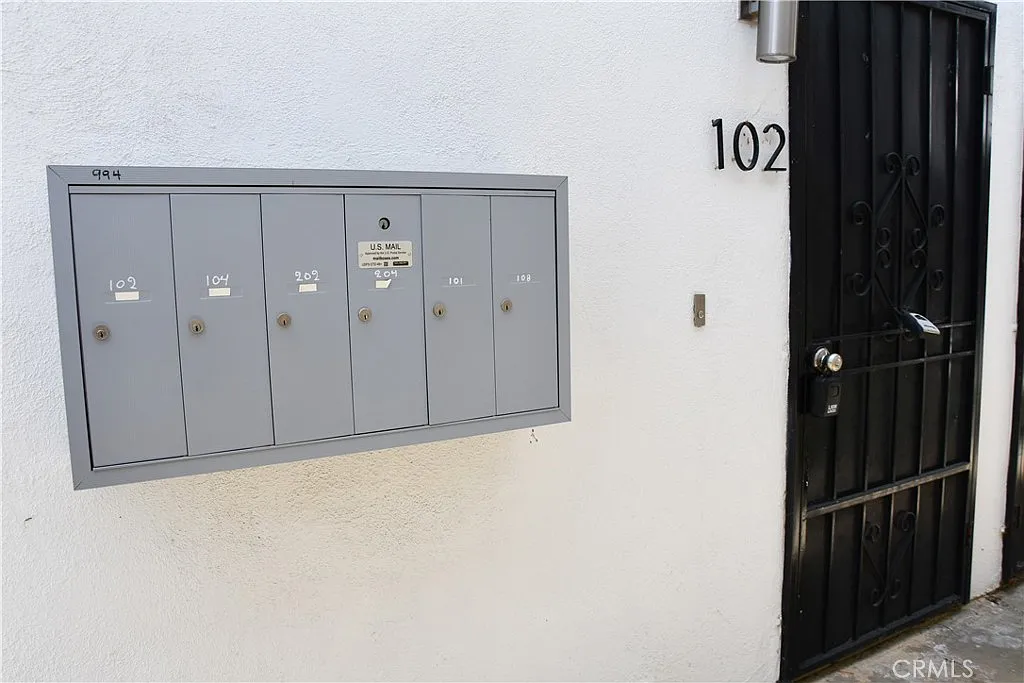 Building Photo - 994 Valencia St #102