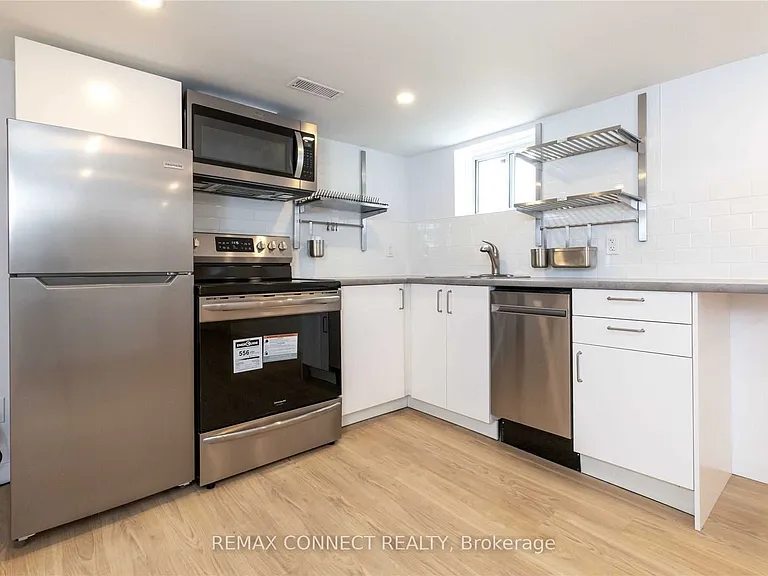 1370 Woodbine Ave #LOWER — Photo 2