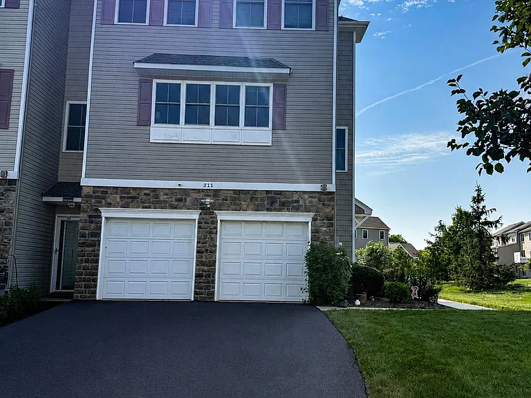 211 Saddlebrook Dr — Photo 2