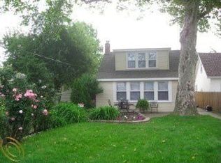 1448 Lakepointe St, Grosse Pointe Park, MI 48230
