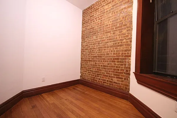 Rented by Dynamik Realty | media 32