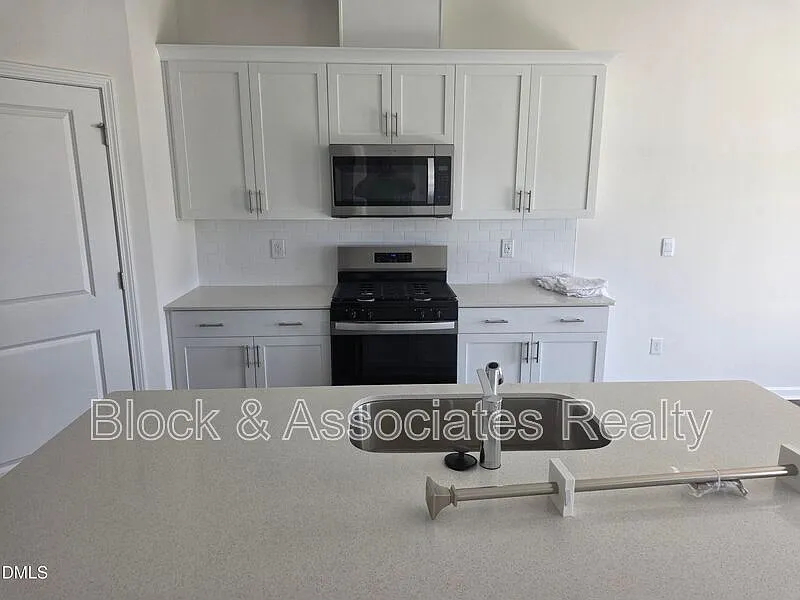 5 bed, 3.0 bath, $2,650 — Photo 4