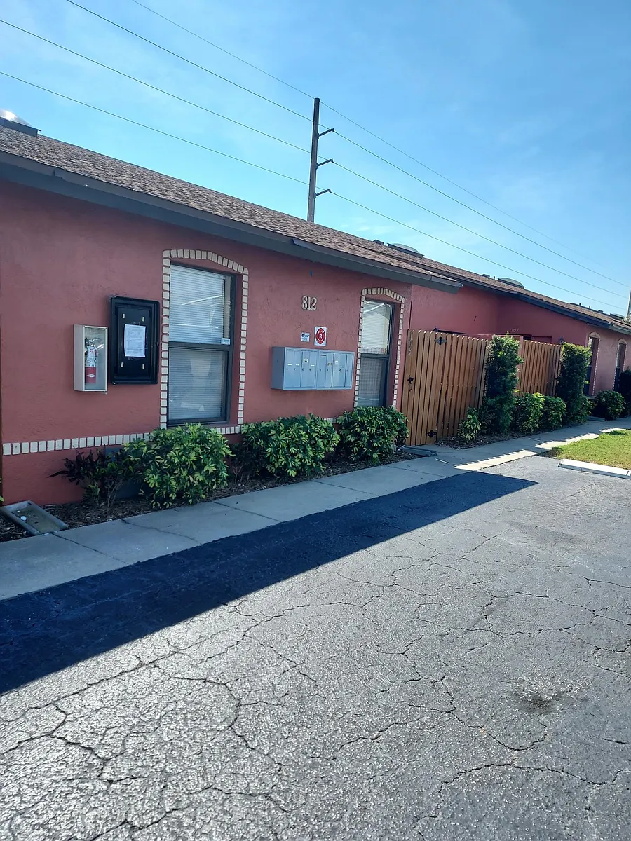 Building Photo - 812 SW 47th Ter #105