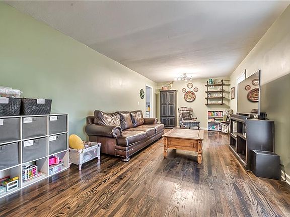 3rd image of 404 S Winterbrooke Dr