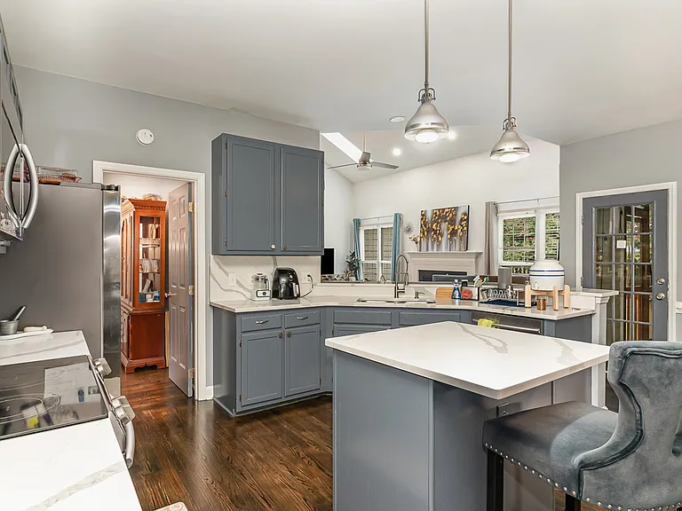 203 Brook Creek Dr — Photo 4