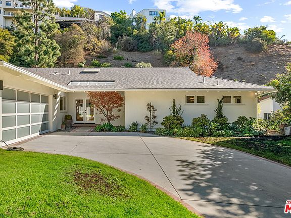 3rd image of 1836 N Doheny Dr
