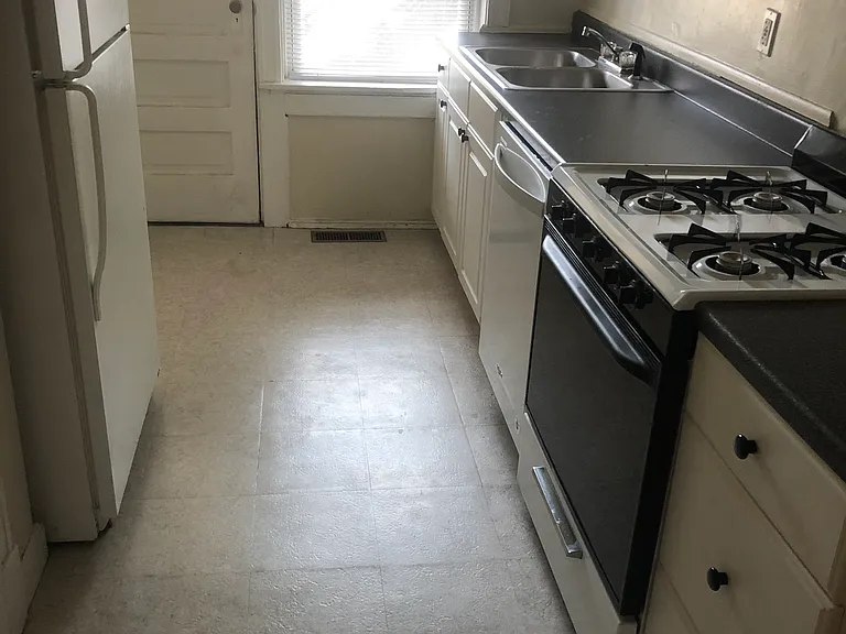 769 Syracuse Ave — Photo 3