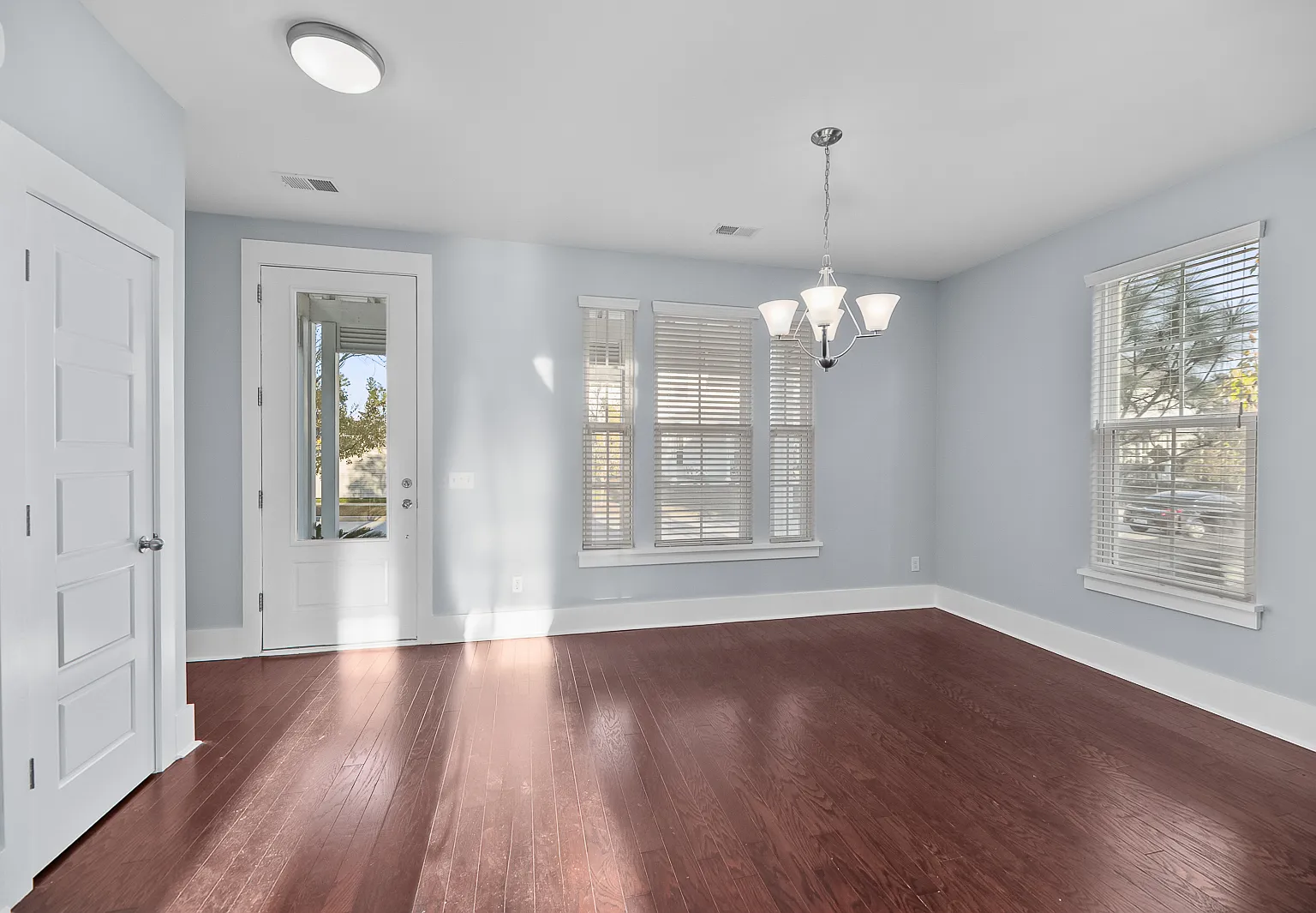 3 bed, 2.5 bath, 1520 sqft, $2,400 — Photo 3
