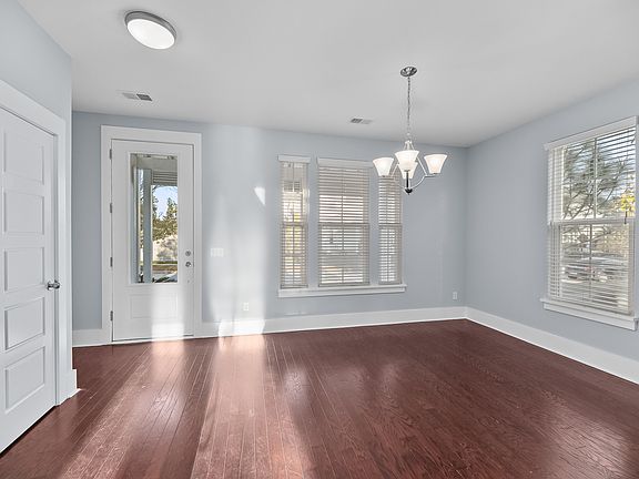 3rd image of 313 Oakbend St