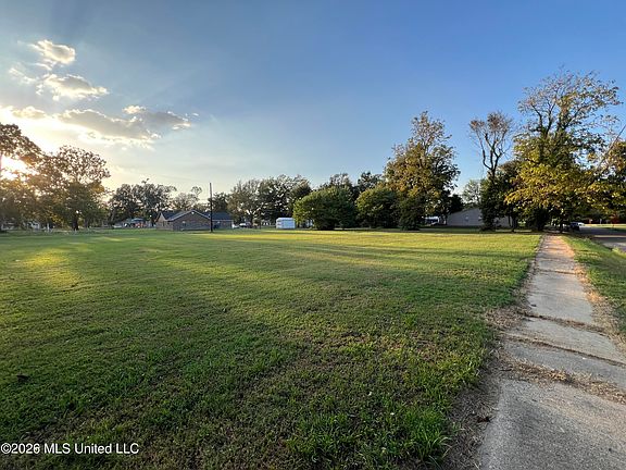 5th image of 206 Sobieski Ave