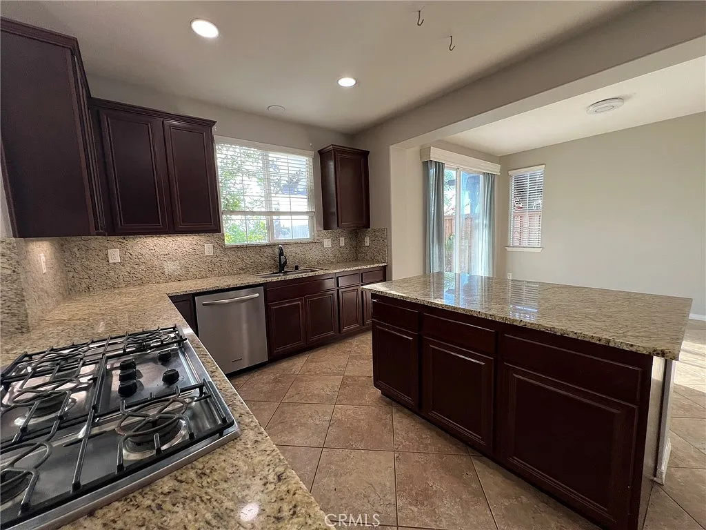 5 bed, 3393 sqft, $3,850 — Photo 3