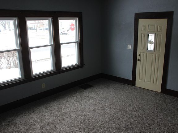 4th image of 323 W 16th St