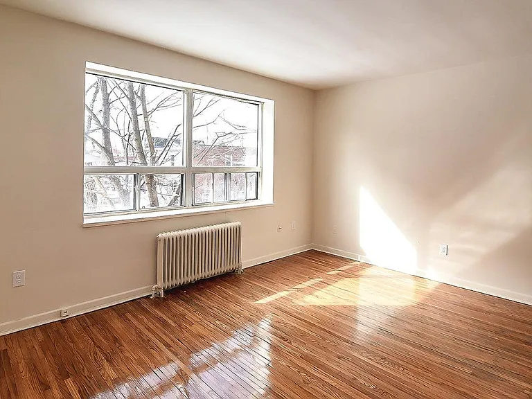 631 Upper James St — Photo 7