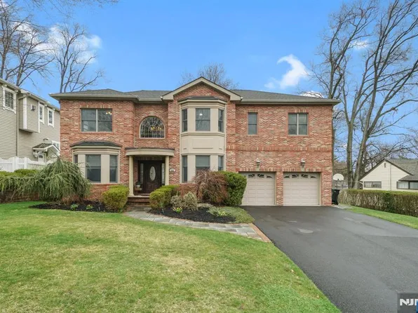 243 Vivien Ct, Paramus, NJ 07652