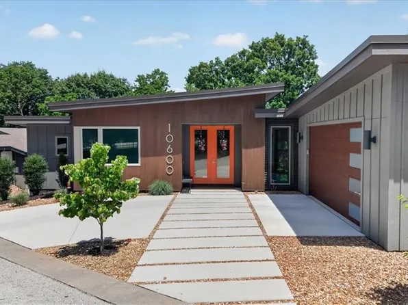 10600 Chateau Ln, Parkville, MO 64152
