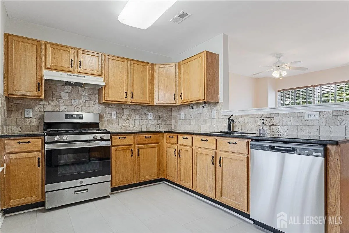 3 bed, 2.5 bath, $3,450 — Photo 3