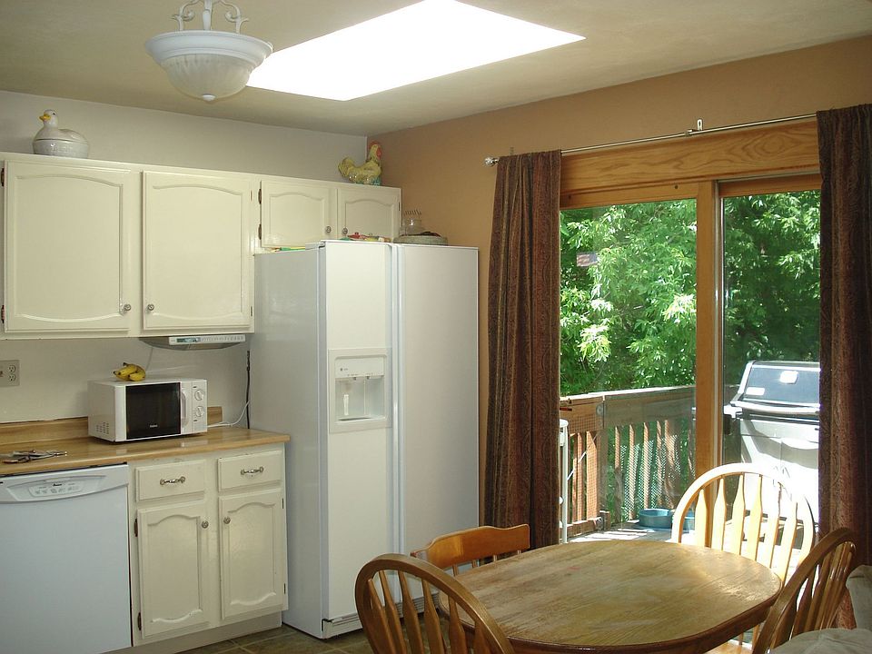 dinette w/patio door to deck