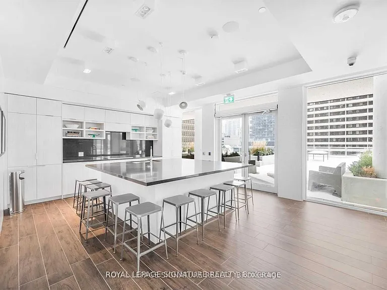 33 Helendale Ave #2105 — Photo 28