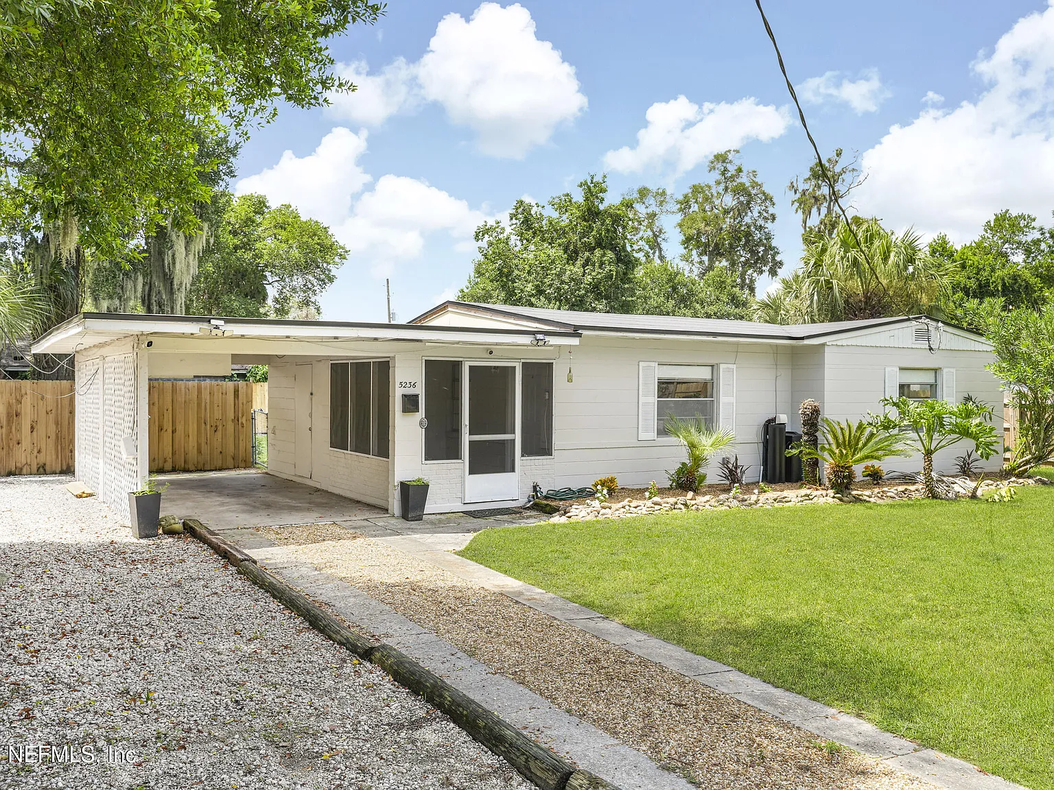 2 bed, 1.0 bath, 824 sqft, $1,850 — Photo 2