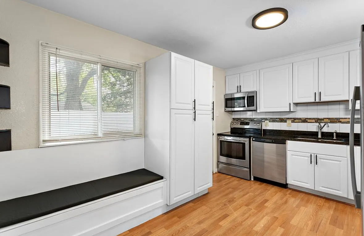 4 bed, 1296 sqft, $2,500 — Photo 4