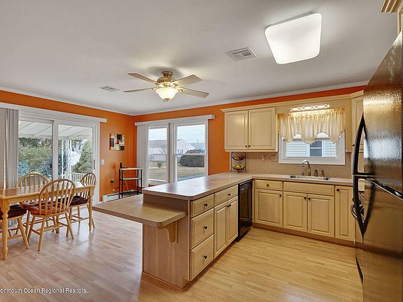 4th image of 104 Rodhos St