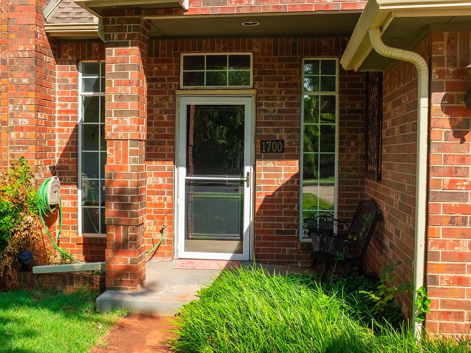 1700 Chelsea Dr — Photo 3